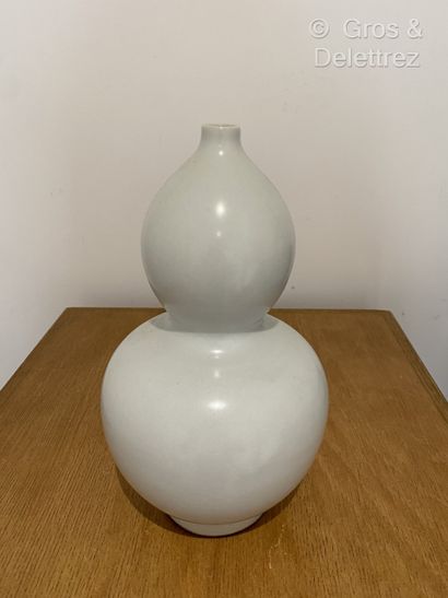 Chine. Vase à double gourde en porcelaine...