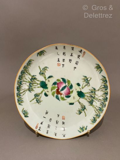 Chine. Assiette en porcelaine à décor polychrome...