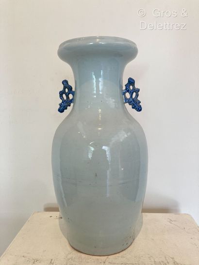 null Chine. Vase balustre en porcelaine à fond céladon décoré en bleu d'un coq entouré...