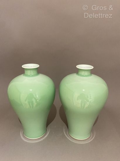 null Chine. Paire de vases de forme balustre à petits cols évasés en porcelaine céladon.



Marque...