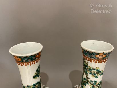 null Chine. Paire de vases en porcelaine de forme balustre à longs cols évasés à...
