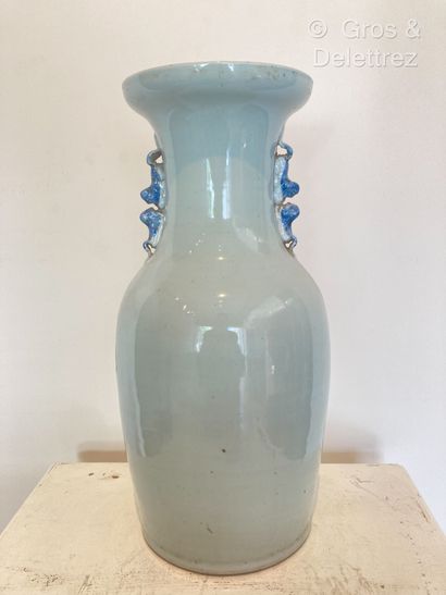 null Chine. Vase balustre en porcelaine à fond céladon décoré en bleu d'objets de...