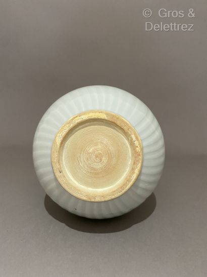 null Chine. Vase de forme suantouping "tête d'ail" en porcelaine à décor incisé et...