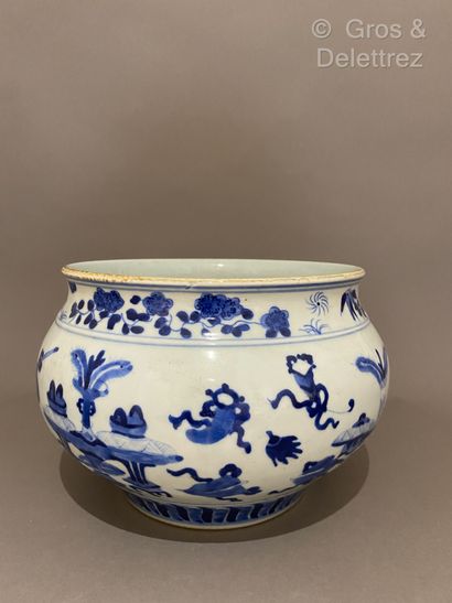 null Chine. Cache-pot en porcelaine à décor en bleu sous couverte de vases et mobilier...