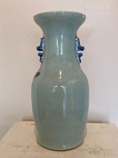 null Chine. Vase balustre en porcelaine à fond céladon décoré en bleu d'un phénix...