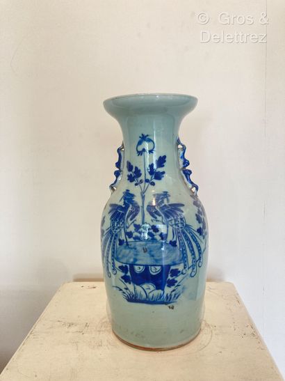 Chine. Vase balustre en porcelaine à fond...