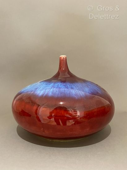 null Chine. Vase à panse aplatie et petit col en porcelaine émaillée flammée sang...