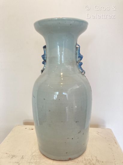 null Chine. Vase balustre en porcelaine à fond céladon décoré en bleu d'un faisan...