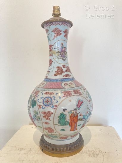 null Chine. Vase balustre en porcelaine et émaux de la famille rose, à décor en médaillons...