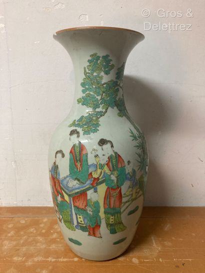 Chine. Vase balustre à col évasé en porcelaine...