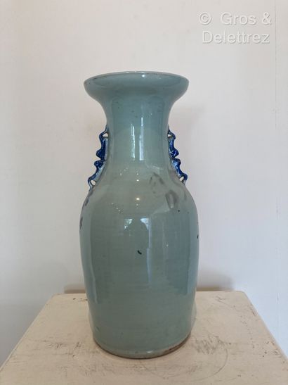 null Chine. Vase balustre en porcelaine à fond céladon décoré en bleu de deux phénix...