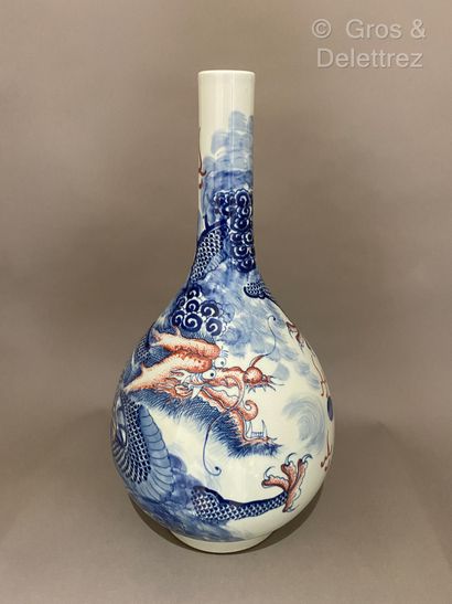 null Chine. Vase bouteille en porcelaine à décor en bleu et rouge d'un dragon à quatre...