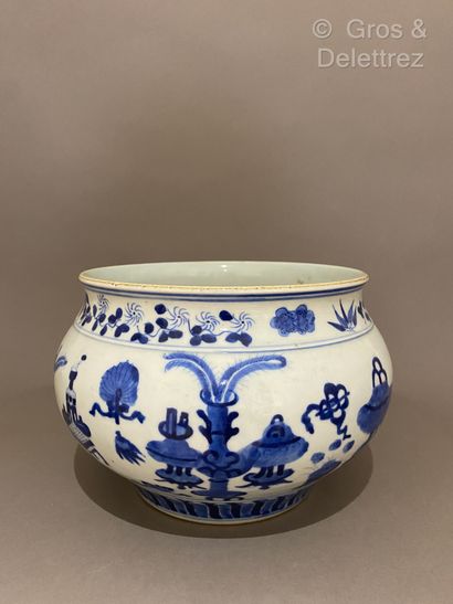 null Chine. Cache-pot en porcelaine à décor en bleu sous couverte de vases et mobilier...