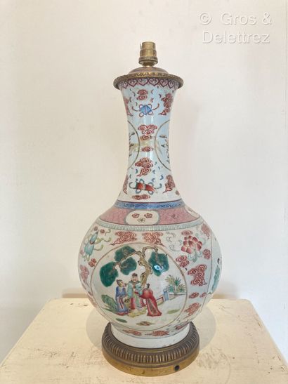 Chine. Vase balustre en porcelaine et émaux...