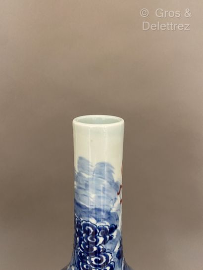 null Chine. Vase bouteille en porcelaine à décor en bleu et rouge d'un dragon à quatre...