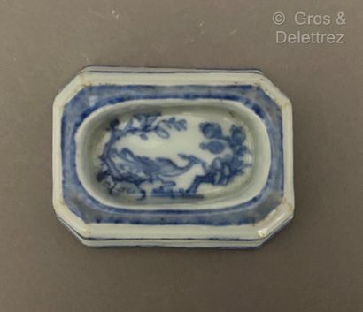 null Chine, Compagnie des Indes. Salière octogonale en porcelaine décorée en bleu...