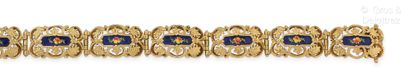 null Bracelet articulé en or jaune, composé de maillons repercés de motifs floraux...