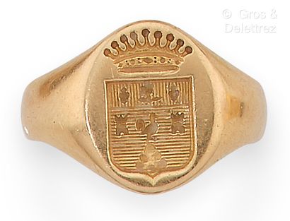 null Ring "Chevalière" in yellow gold, engraved with a coat of arms topped by a crown....