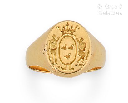 null Ring "Chevalière" in yellow gold engraved with coat of arms. Finger size: 59....