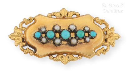 null Yellow gold and silver brooch, decorated with turquoise cabochon and half pearls....