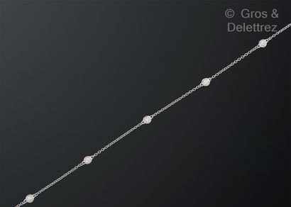 null Bracelet composé d’une chaînette en or gris, alterné de diamants taillés en...