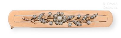 null Broche « Barrette » en or rose, soulignée d’une branche sertie de perles de...