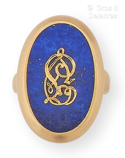 Yellow gold ring, enriched with lapis lazuli...