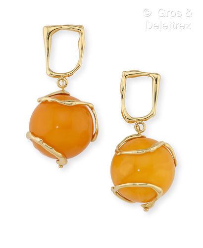 null Pair of earrings made of yellow gold wire holding resin beads. Length : 5 cm....