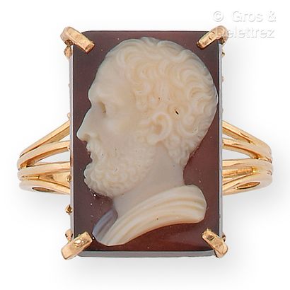 Yellow gold ring, decorated with a cameo...