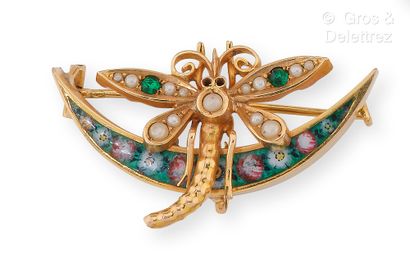 null Broche en or jaune, à décor d’une libellule sertie de perles et pierres vertes...