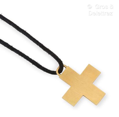 LALAOUNIS Pendentif croix en or jaune, soutenu par un cordon de passementerie avec...
