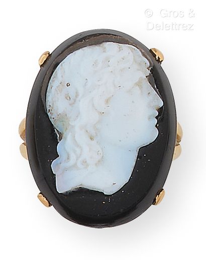null Yellow gold ring, decorated with a cameo on onyx representing the head of Apollo....