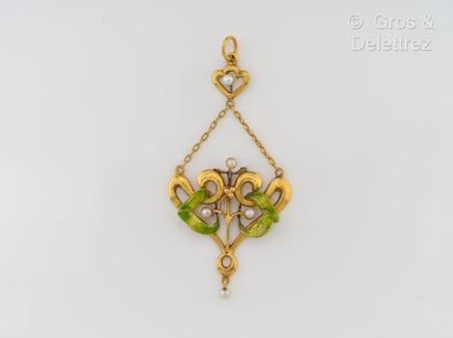 null Pendentif Art Nouveau en or jaune émaillé vert enrichi de perles. Dimension :...