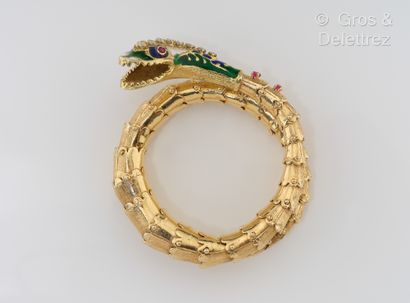null Important bracelet articulé en forme de serpent en or jaune enrichi d’émail...