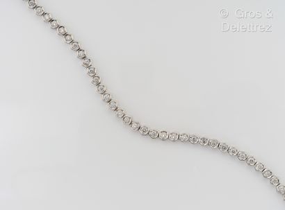 null Bracelet ligne en or gris serti de 39 diamants taillés en brillant en serti...