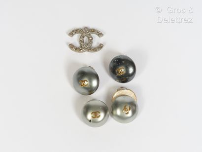 CHANEL Lot composed of two pairs of earrings and a pendant "CC". In the state (missing...