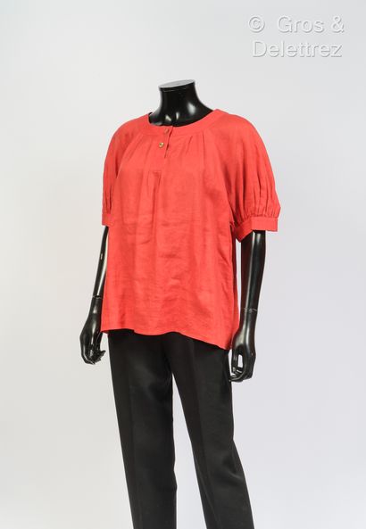 CHANEL Linen outfit consisting of a geranium top, round neckline, single buttoned,...