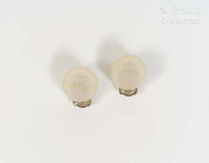 CHANEL par Karl Lagerfeld Collection Croisière 2000 - Pair of ear clips in iridescent...