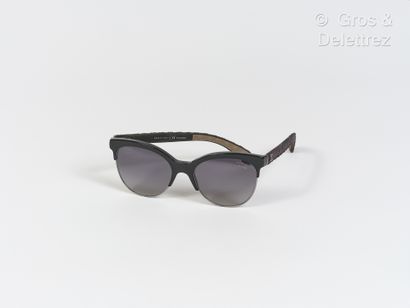 CHANEL Paire de lunettes de soleil en résine noir, verres fumés, branches en textile...