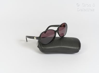 CHANEL Pair of black resin sunglasses, smoked lenses, temples decorated with white...