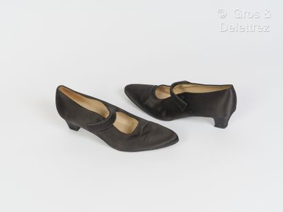 CHANEL Pair of black satin pumps, embellished with a strap, 45 mm covered heels,...