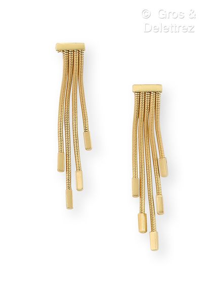 null Pair of earrings in yellow gold, holding five chains with columnar links. Length...