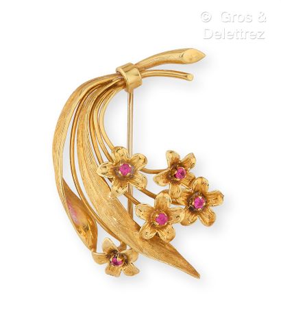null Yellow gold brooch representing a bouquet, the flowers set with rubies. Dimensions...
