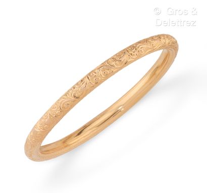 null Bracelet "Jonc" in yellow gold with chased decoration. Diameter : 18 cm. Gross...