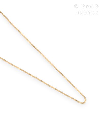 null Fine chain in yellow gold, composed of fancy links. Length : 40 cm. P. 1,7g...