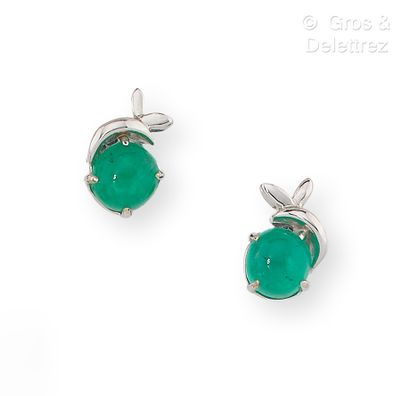 null Pair of earrings in white gold, decorated with an emerald cabochon topped with...