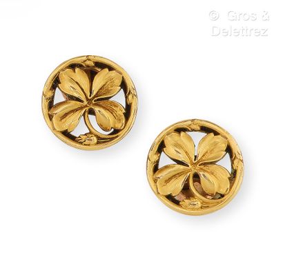 null Pair of cufflinks in openwork metal with carved clovers. Diameter : 17,5 mm....