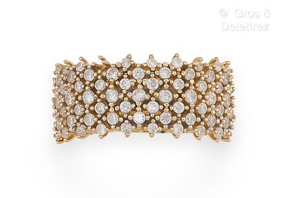 null Yellow gold ring, decorated with a pavement of brilliant-cut diamonds. Missing...