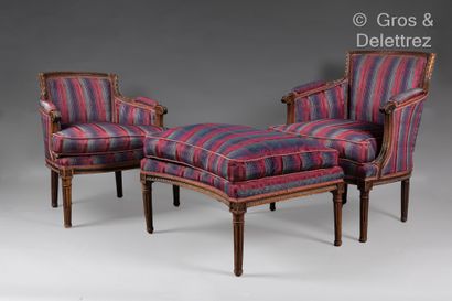 null 
(SD) Duchess broken in walnut molded and carved with ribboned rushes, foliage...