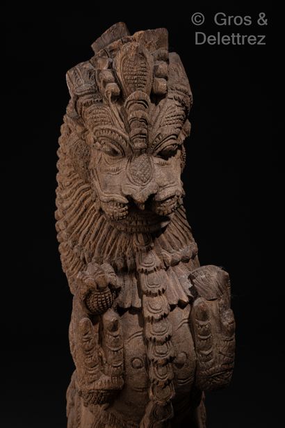 null 
Element d'architecture en bois sculpté figurant le lion Narasimha




Indes




Fin...